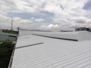 Toàn cảnh mái tôn xưởng dịch vụ 2S Sài Gòn Mới sau khi sơn chống nóng màu trắng