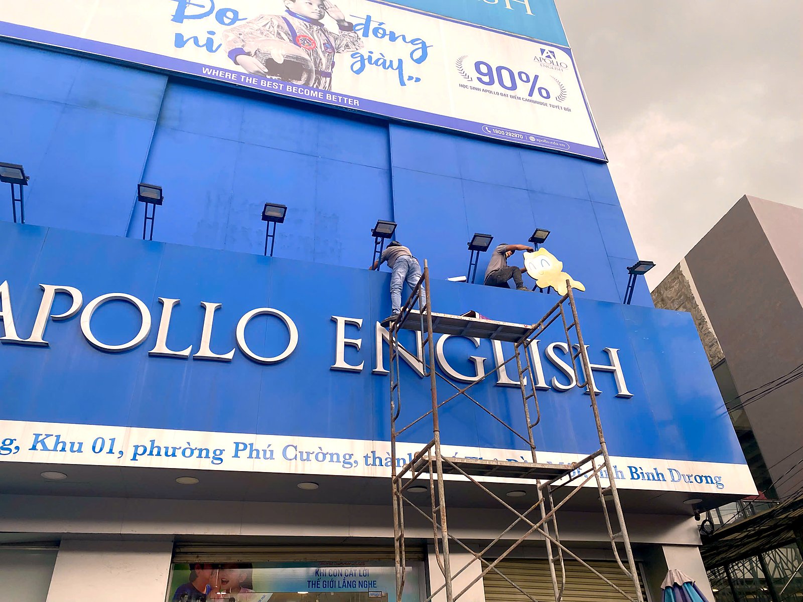Vệ sinh, bảo trì biển hiệu alu mặt tiền trung tâm Apollo English