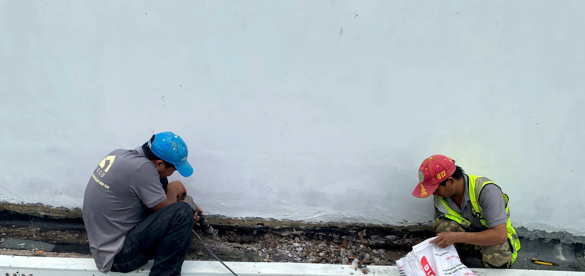 TECO crew removing old waterproofing at the roof parapet base, Renaissance school