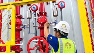 Kỹ thuật viên TECO kiểm tra cụm van báo động hệ thống chữa cháy sprinkler