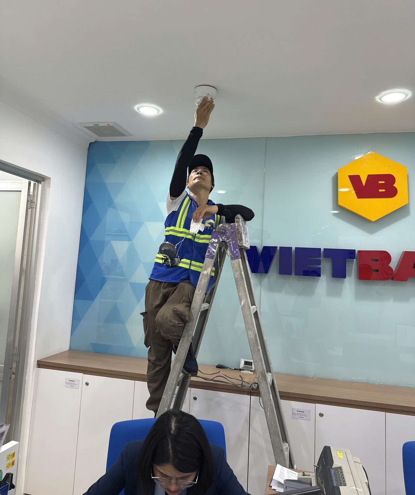 Kỹ thuật viên TECO bảo trì đầu báo cháy tại phòng giao dịch Vietbank TP.HCM