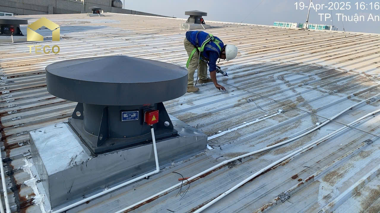 Thợ TECO MSC bơm keo chống dột trên mái tôn nhà xưởng KCN VSIP 1