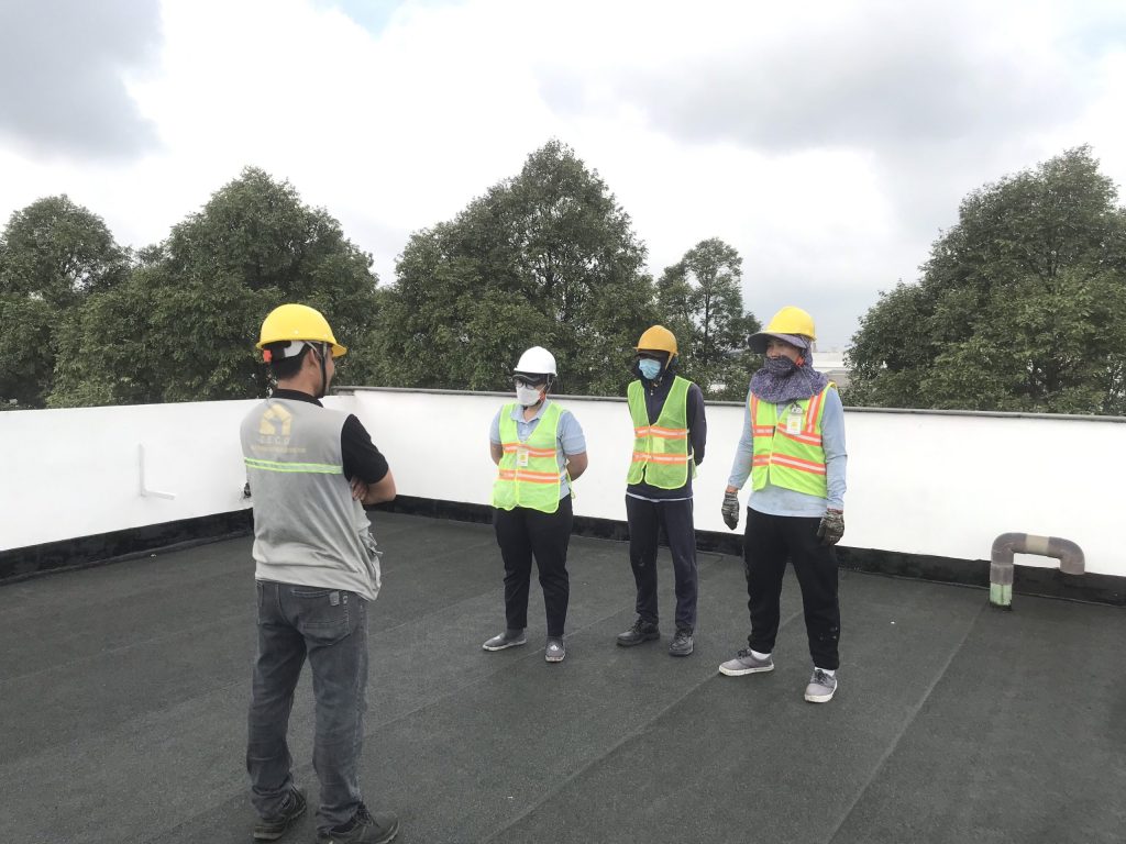 Site safety briefing for workers on the Compass II office roof by TECO MSC