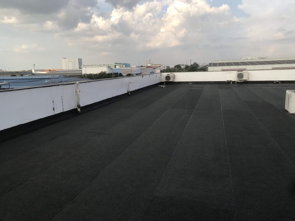 Office roof of nearly 350m² completed with torch-applied mineral-surfaced membrane