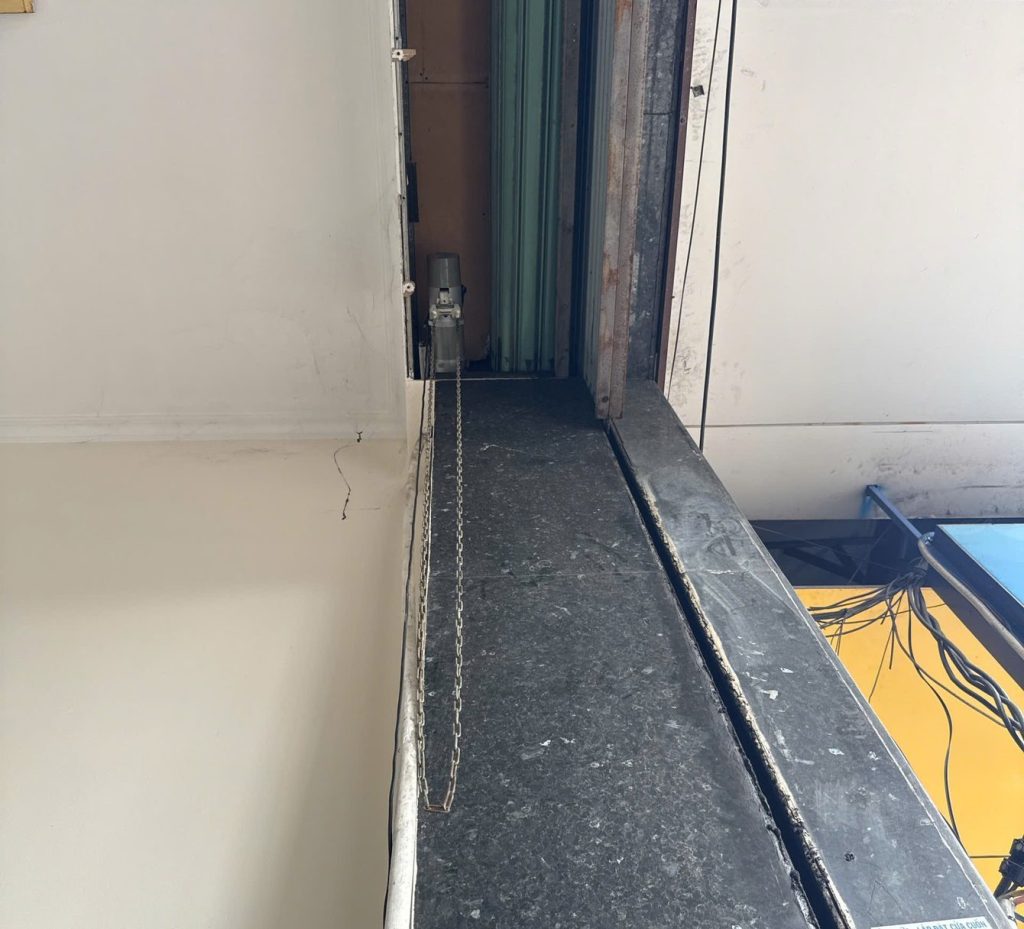 Checking the roller shutter motor, drive chain and guide rail
