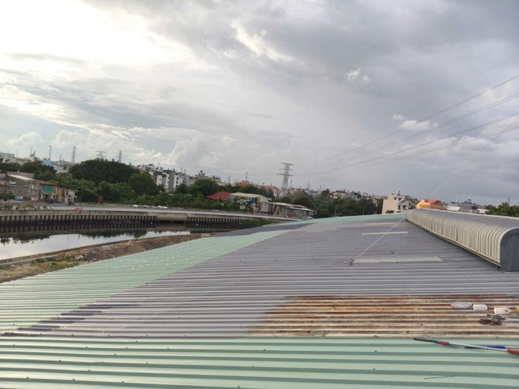 Rust treatment on a metal roof before anti-rust primer