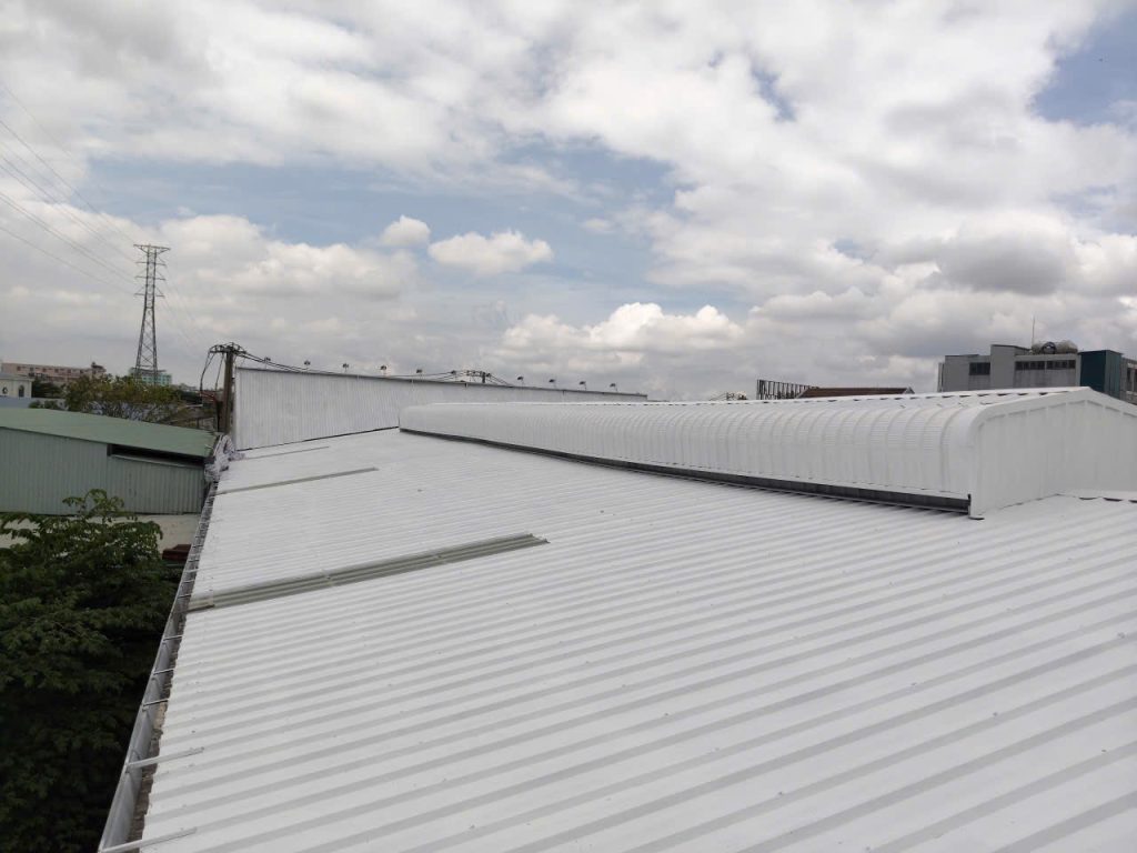 Full view of the 2S Sai Gon Moi workshop roof after white heat-reflective coating