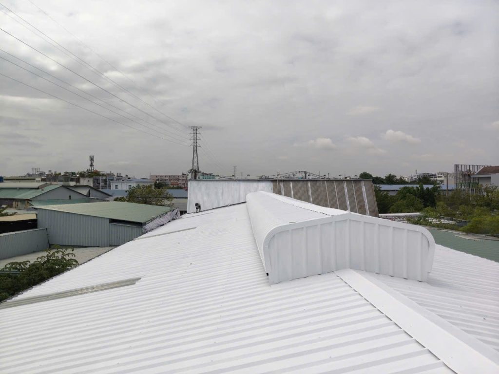 Ventilation ridge and metal roof after heat-reflective coating at the 2S Sai Gon Moi workshop